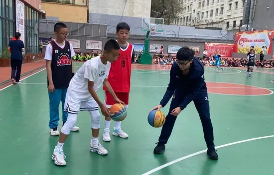 刻苦训练篮球时如何避免受伤的建议_0